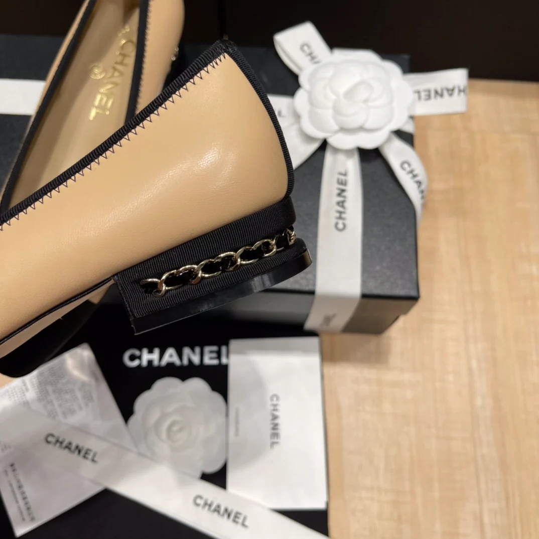 Chanel - Абрикосовые балетки с острым носком