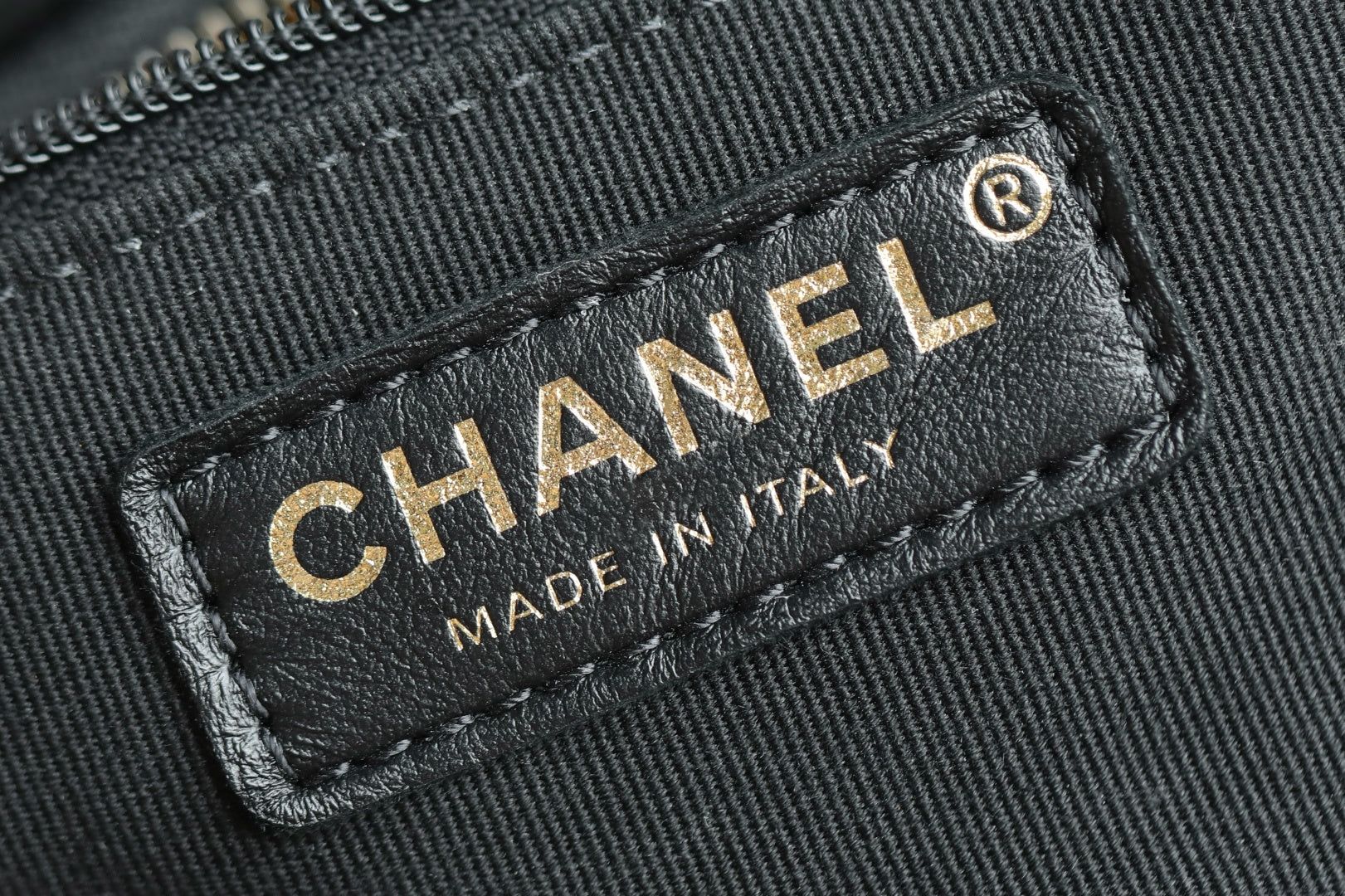 Сумка-боулинг Chanel 25k с двумя карманами — черная кожа с золотой пряжкой и маленьким шариком.