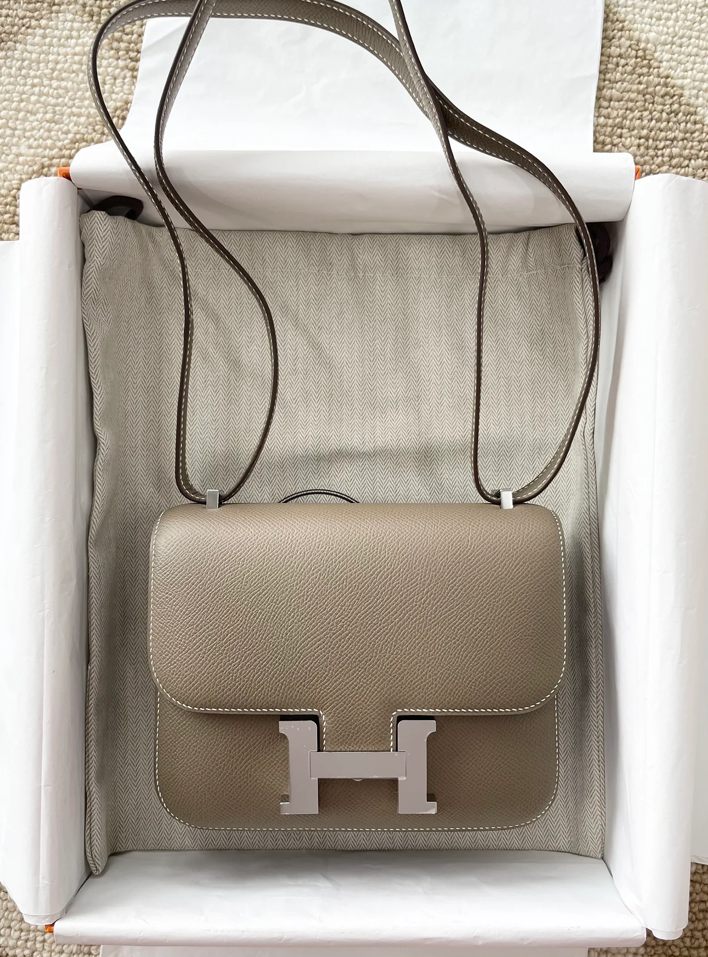 Миниатюрная пряжка Hermes Constance цвета ?слон?, серо-серебристая