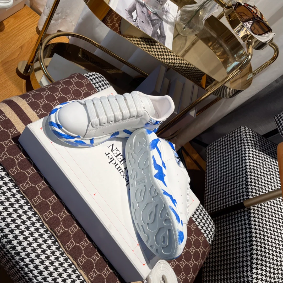 Классические белые кроссовки McQueen в стиле ?синее граффити?.