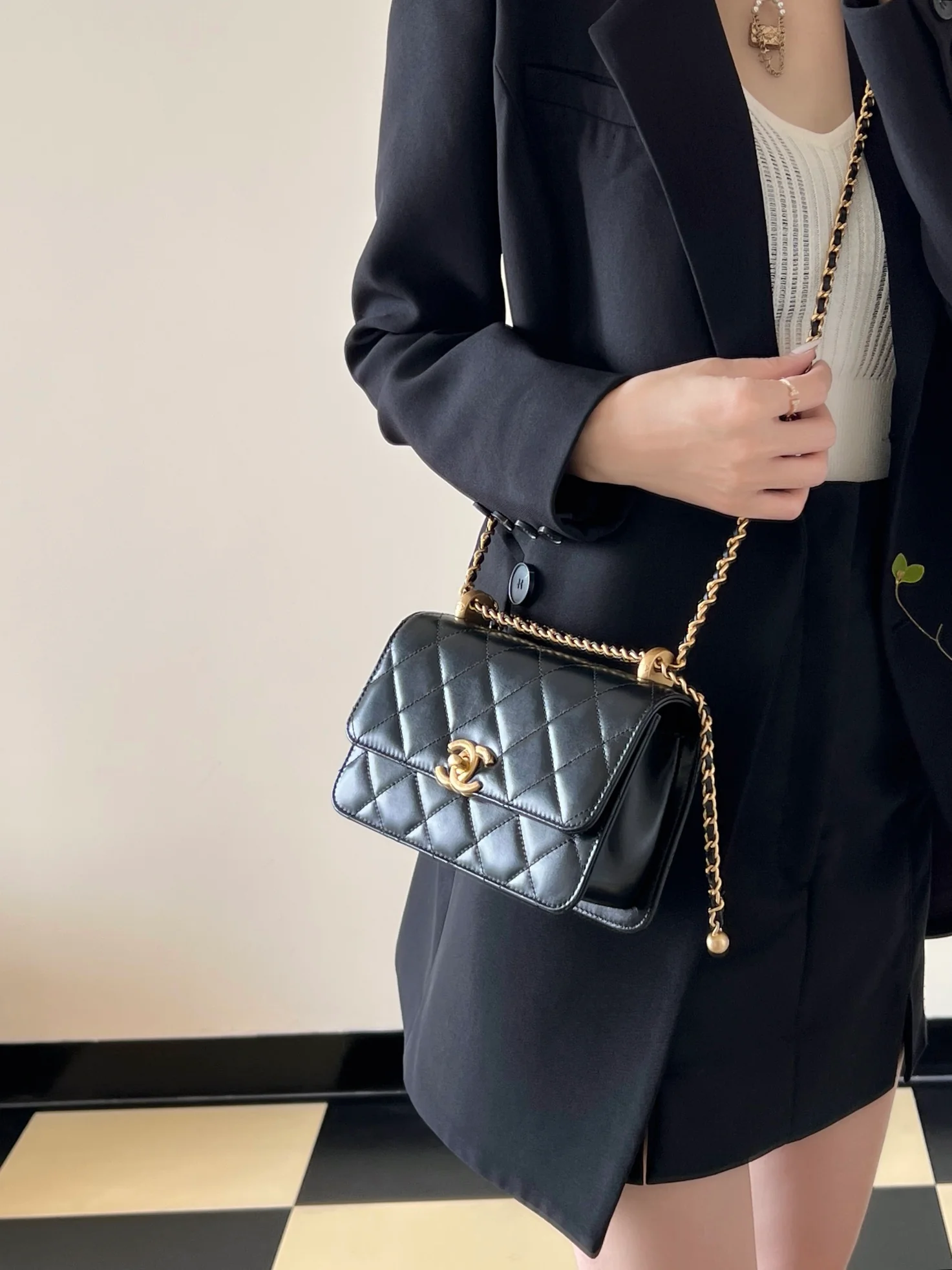 Маленькая черная сумка Chanel 24c с двойным золотым бисером и клапаном.