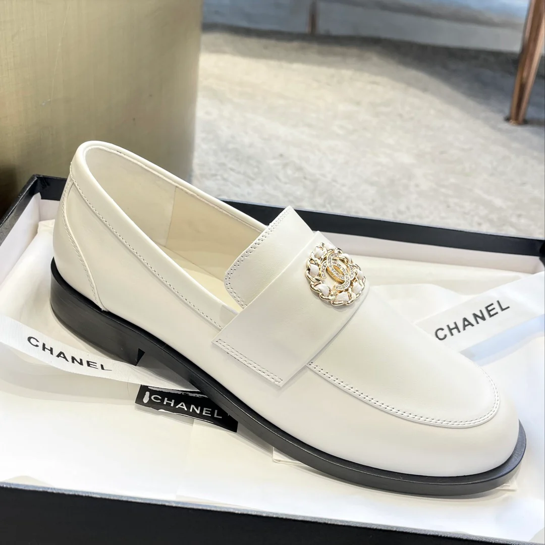 Новинка сезона весна/лето 2023 от Chanel - лоферы из серии Goddess - белые.