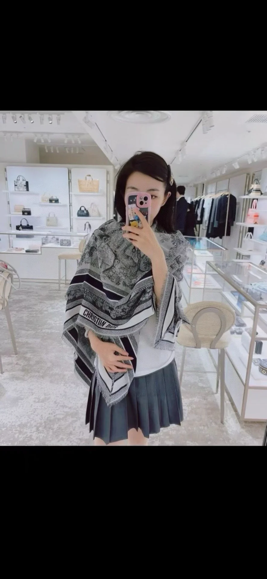 Платок Dior 2024 с дизайном ?Животный тотем?