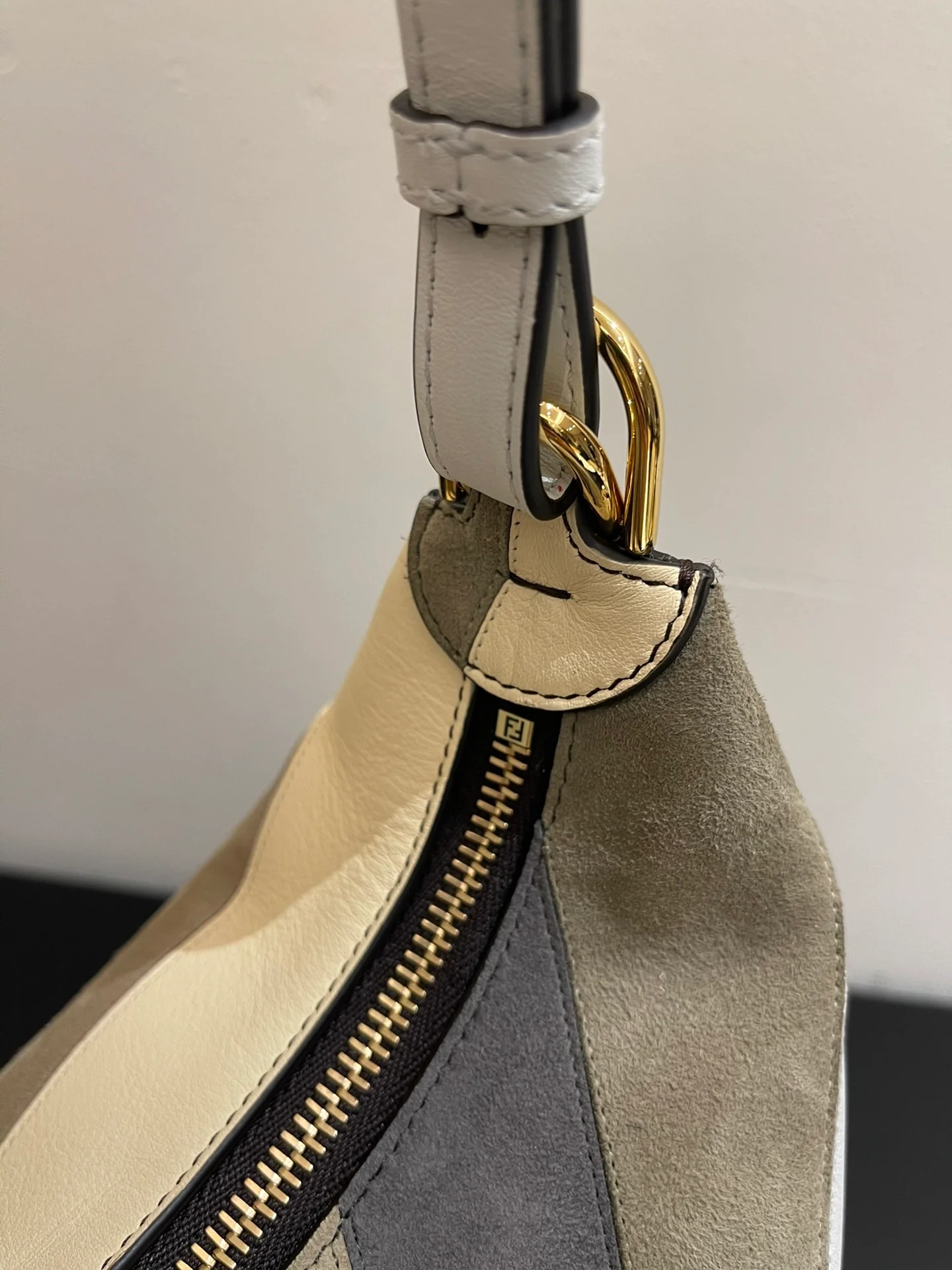 Fendi-fendigraphy - Большая сумка под мышку в форме полумесяца