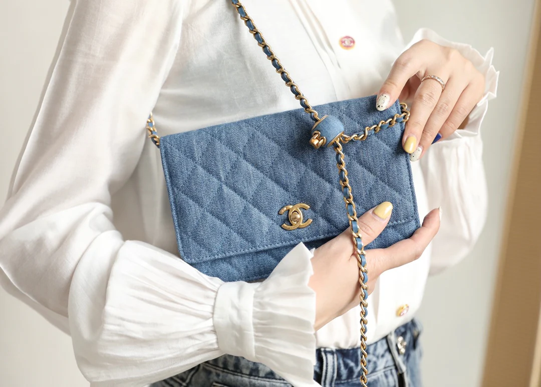 Новая весенняя коллекция джинсовой одежды Chanel - Chain Gold Ball - woc