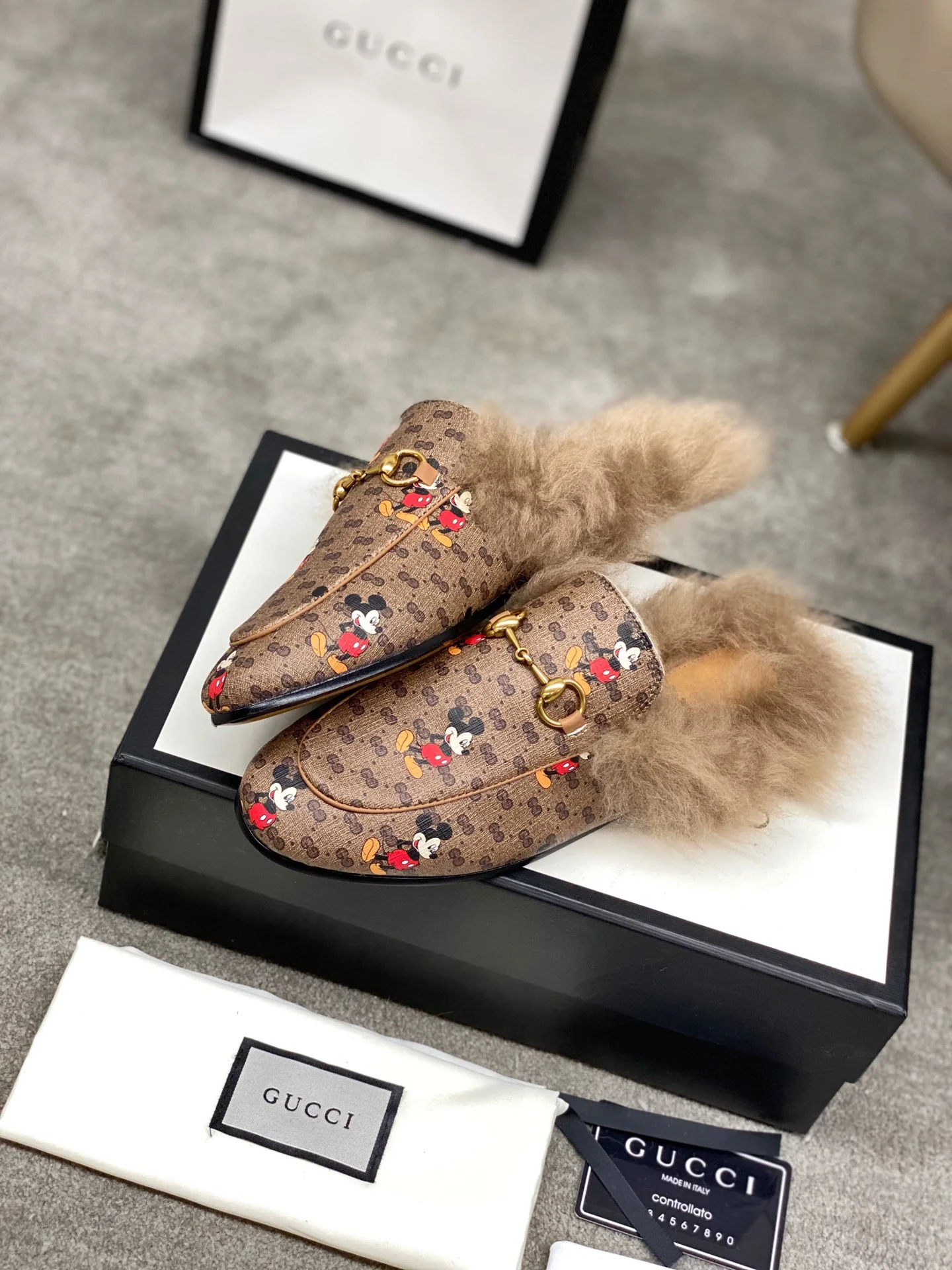 Бутик Gucci 2020 — Новинка с подиума — Меховые тапочки — Дизайн с Микки Маусом