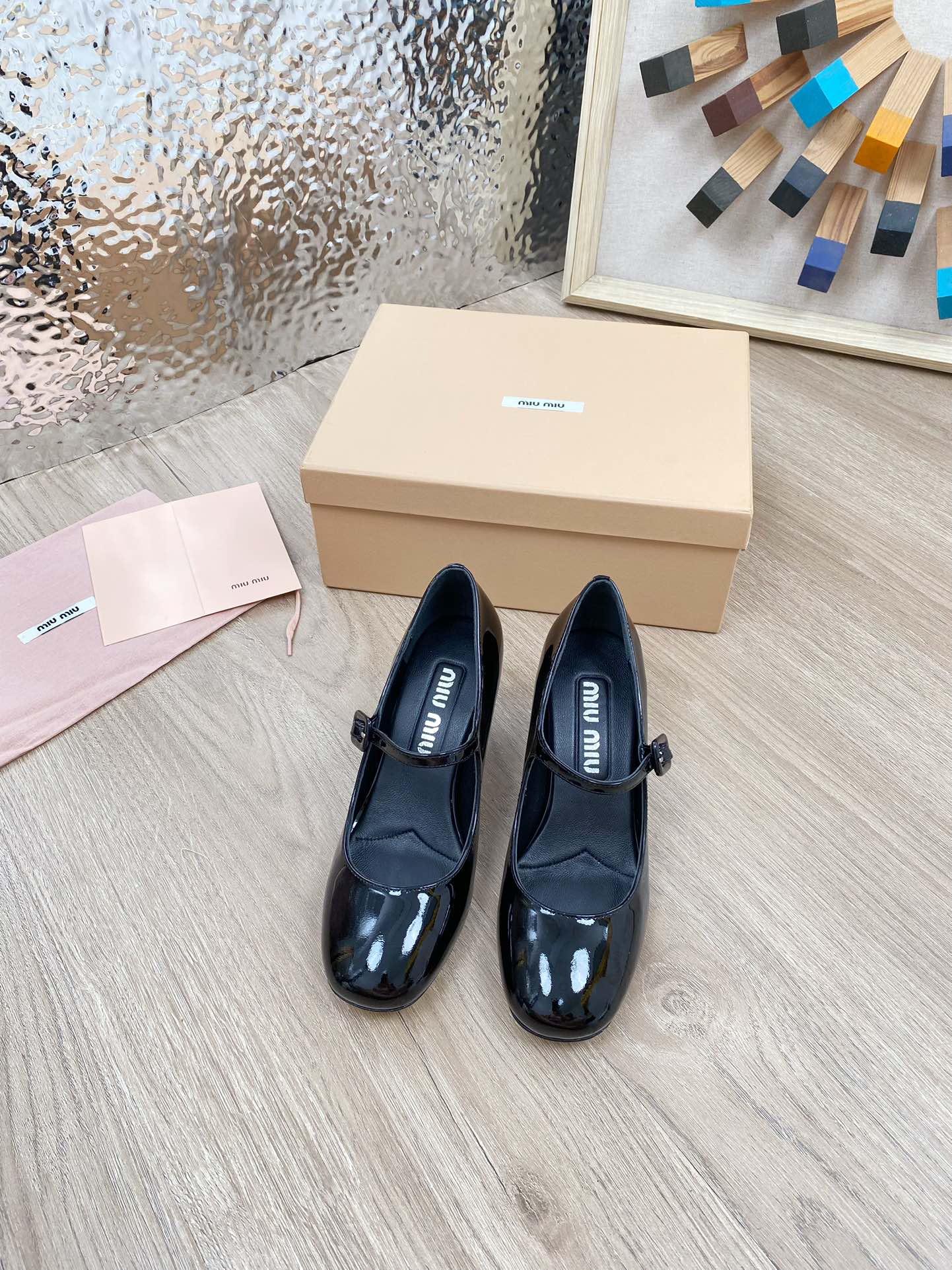 Новинка весны 2023 года от Miu Miu - Туфли на массивном каблуке Greta из лакированной кожи - Черные