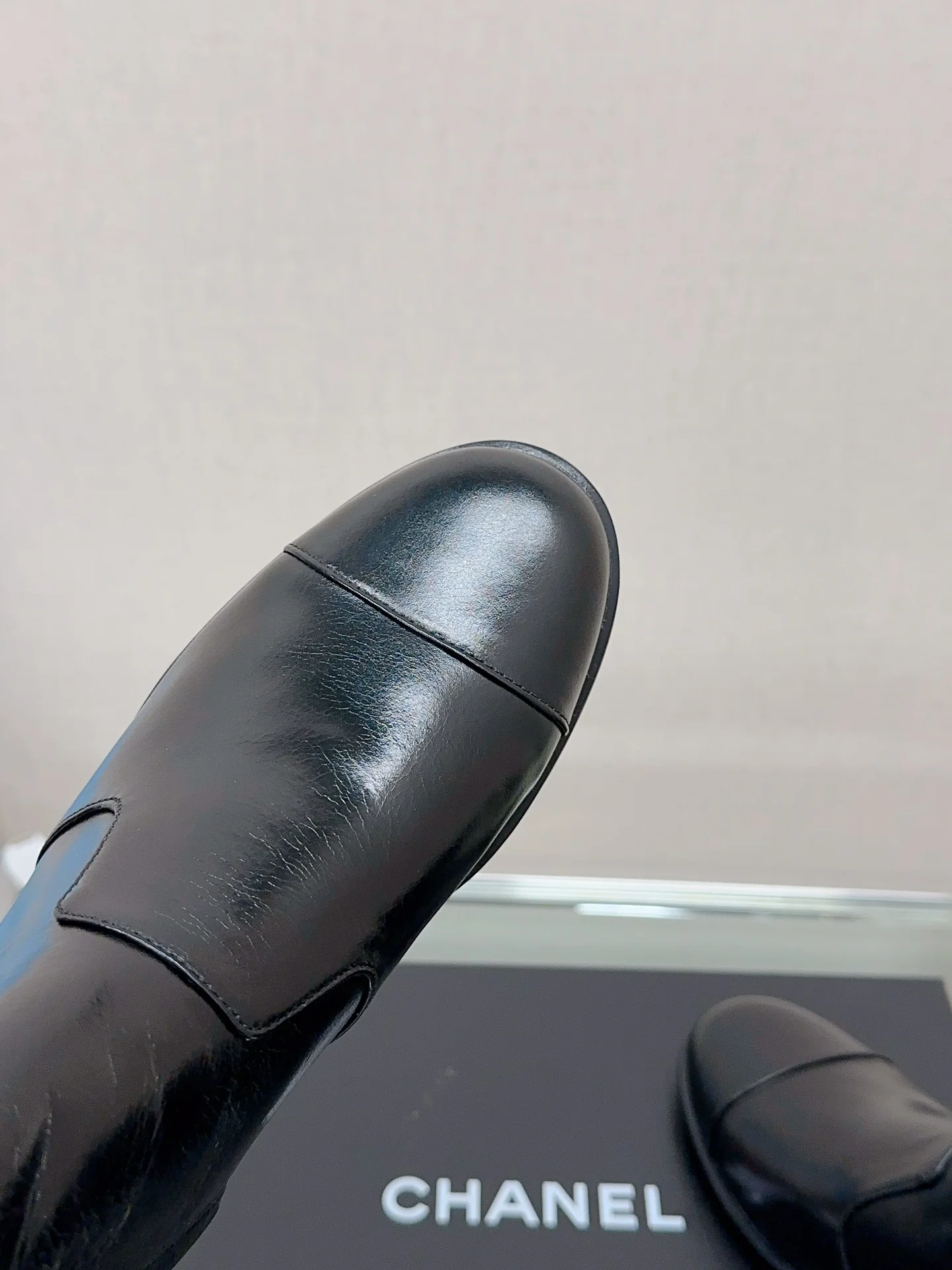 Новинка сезона осень/зима 2023 от Chanel - Лакированные ботильоны на плоской подошве - Черные