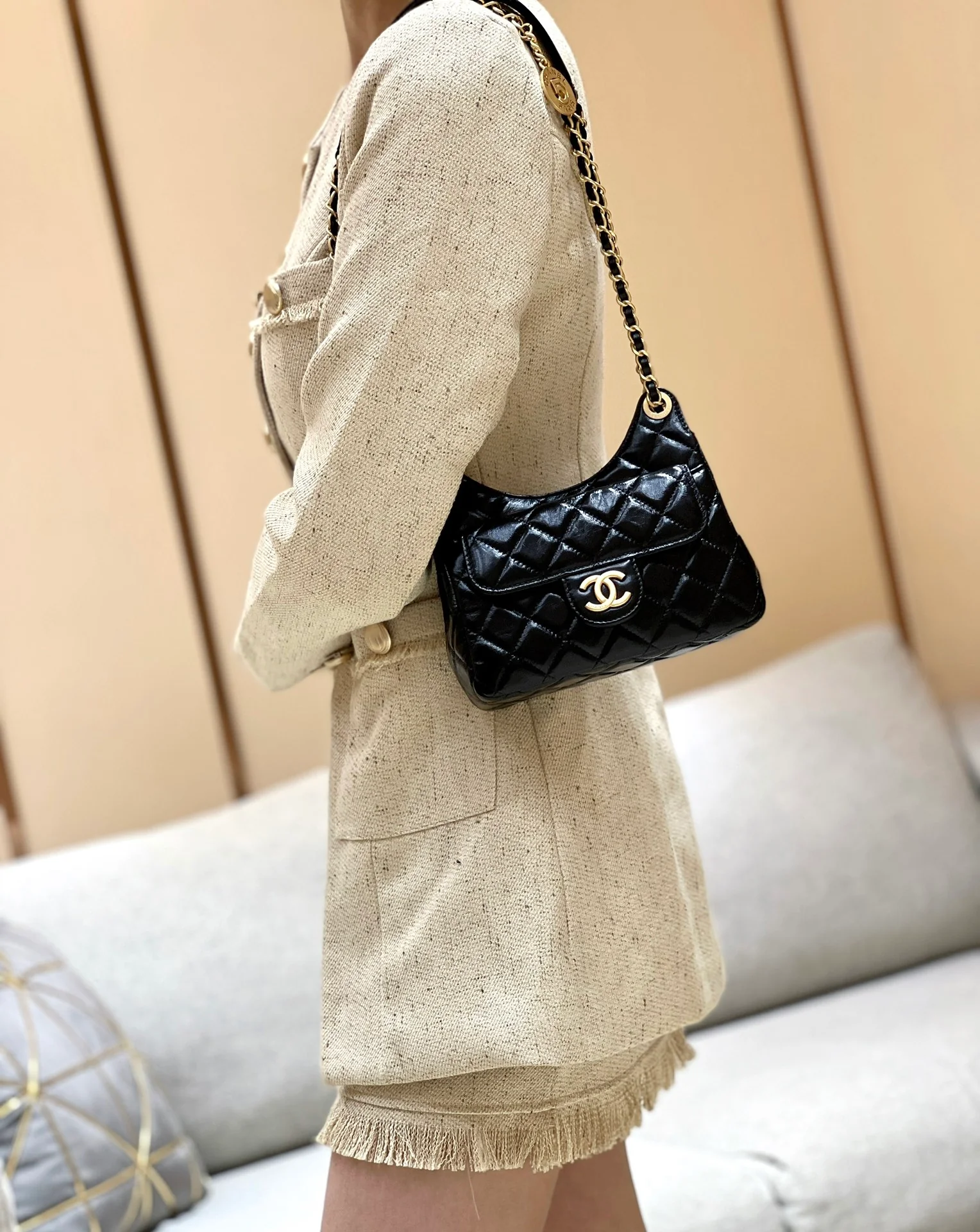 Сумка-хобо Chanel 23c из коллекции ?Ранняя весна? — черная кожа, обработанная маслом.