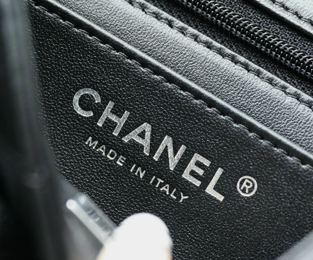 Мини-сумочка Chanel 25p-CF с клапаном — черная с черной пряжкой.