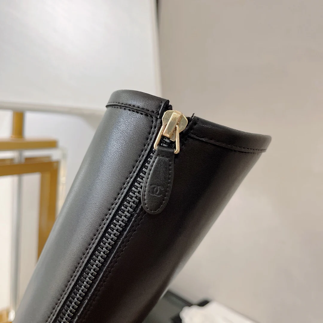 Ботинки Chanel с подиума 2022 года - черные.