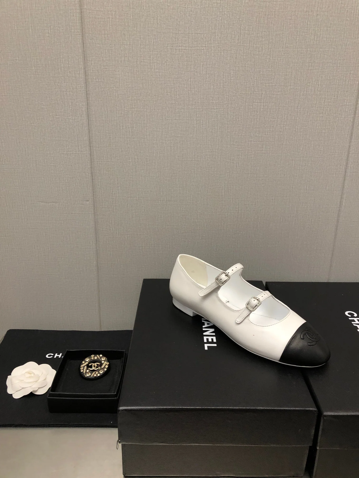 Новинка 2023 года от Chanel - Туфли Мэри Джейн из овечьей кожи - Белые