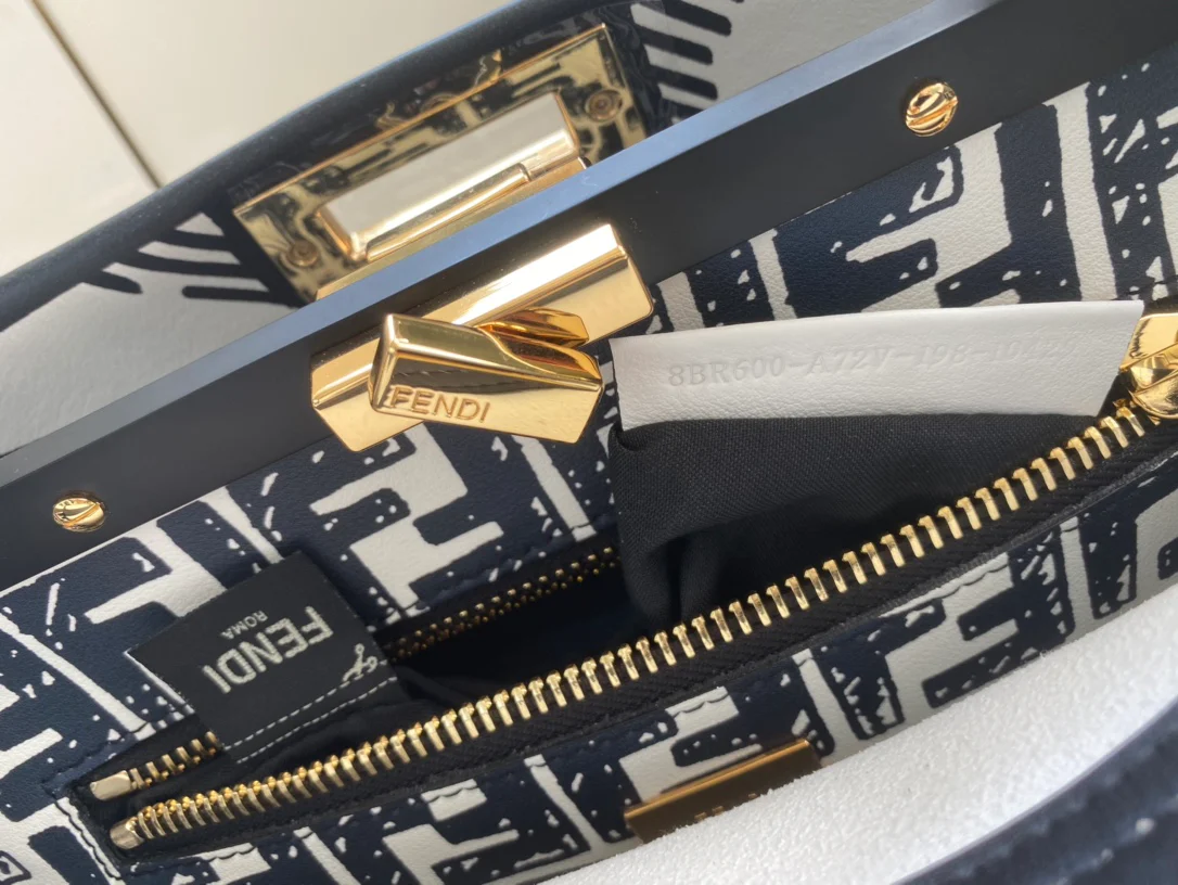 Сумка Fendi Peekaboo Medium из белой кожи.