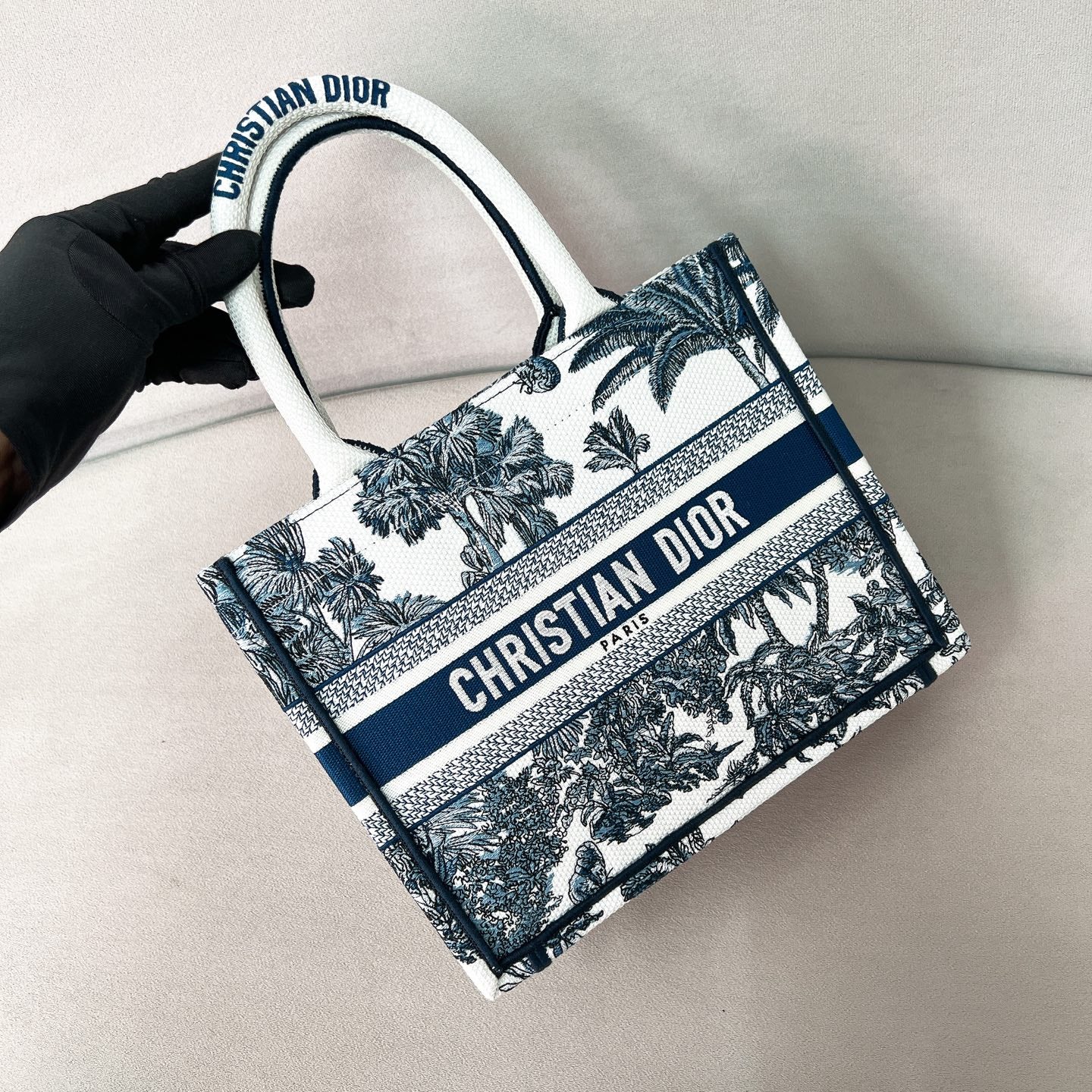 Сумка-тоут Dior Booktote из серии ?Бабочки? — темно-синяя.