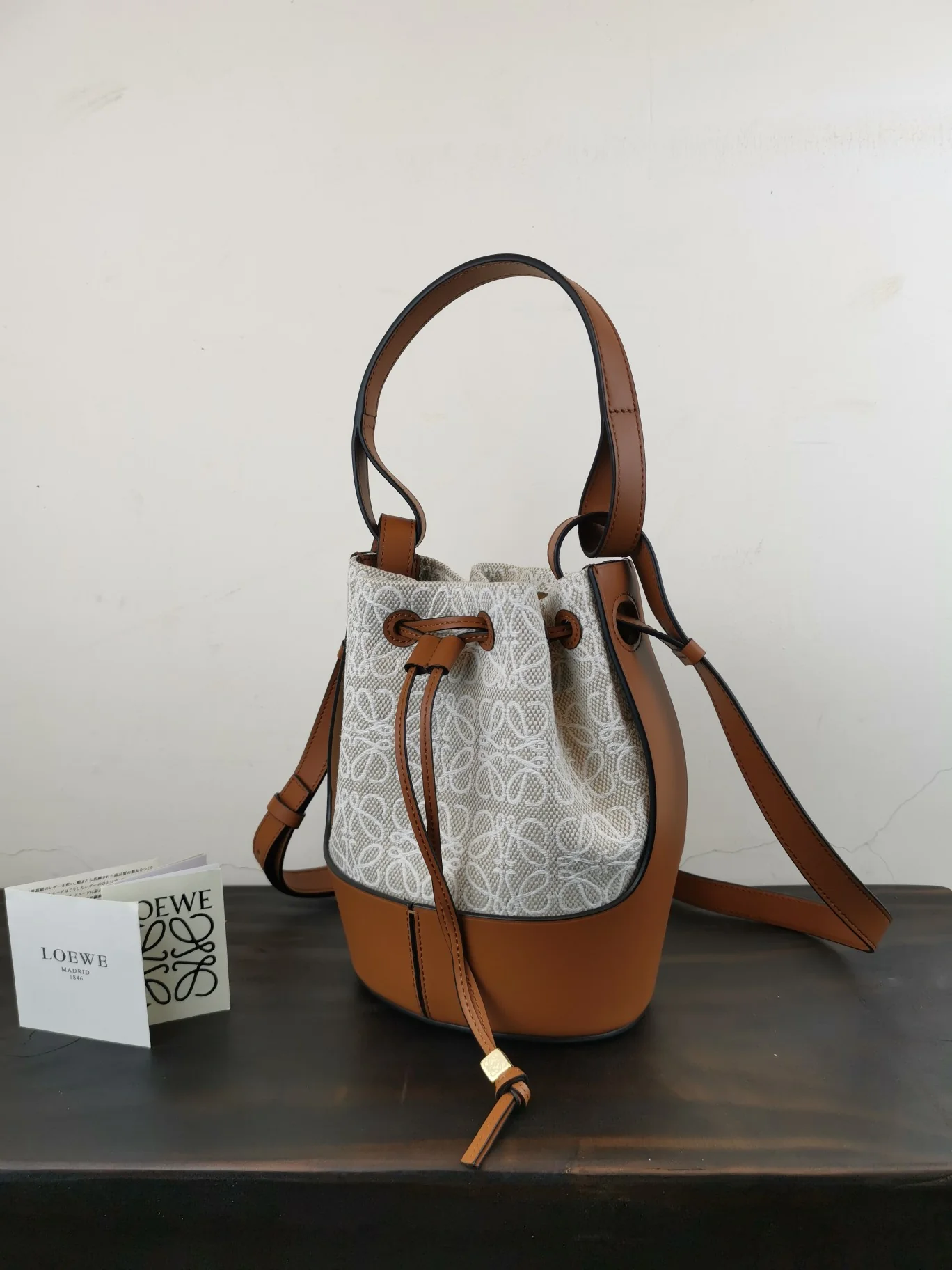 Сумка-ведро Loewe Anagram - маленькая