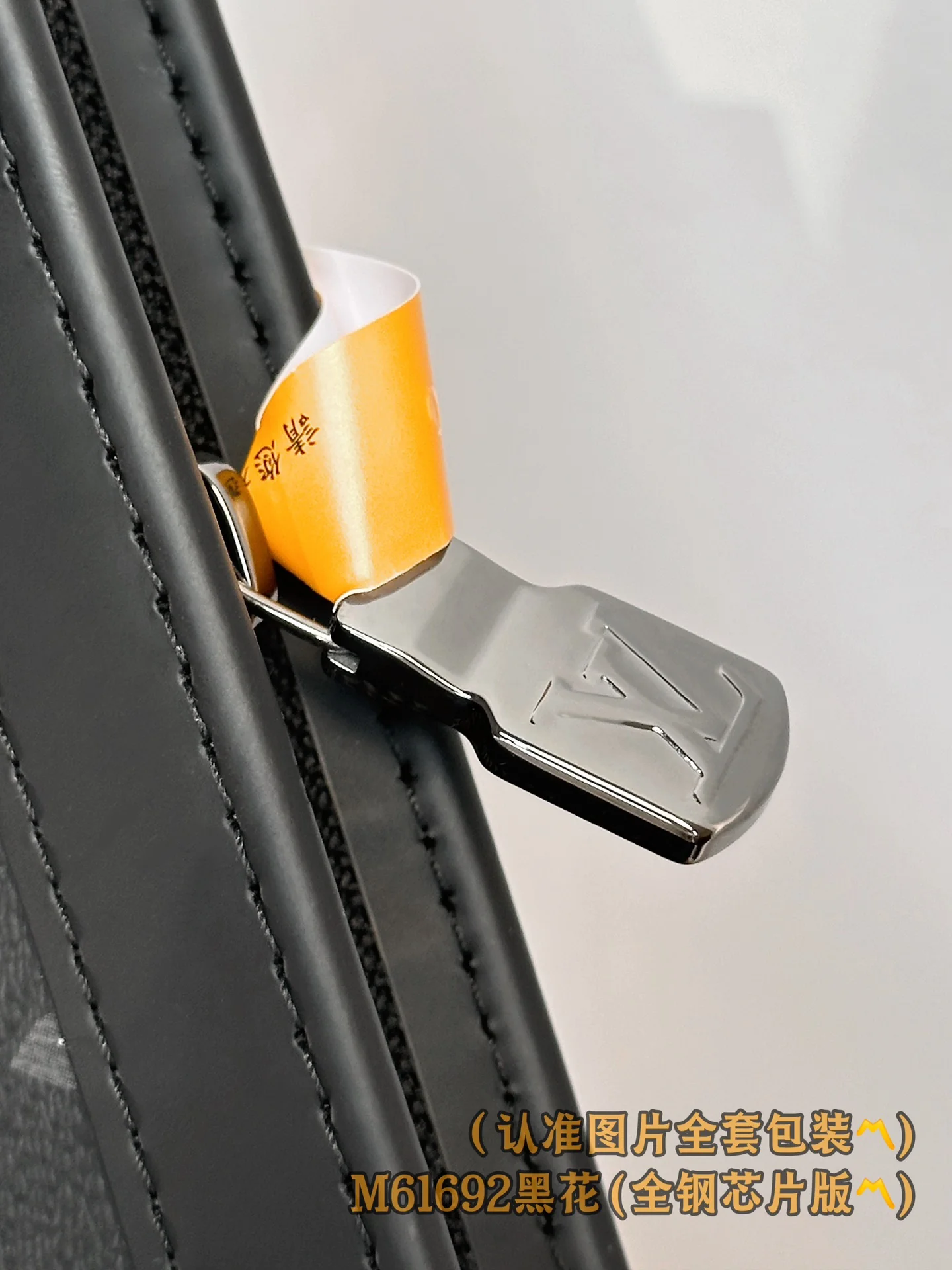 LV-m61692-pochette-voyage средняя сумка-черная с монограммой