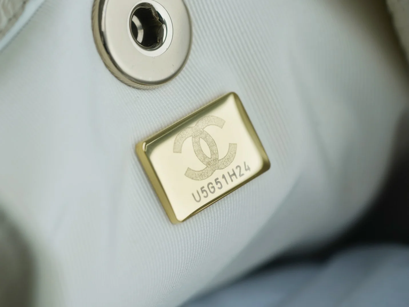 Рюкзак Chanel — белый, из вощеной кожи.