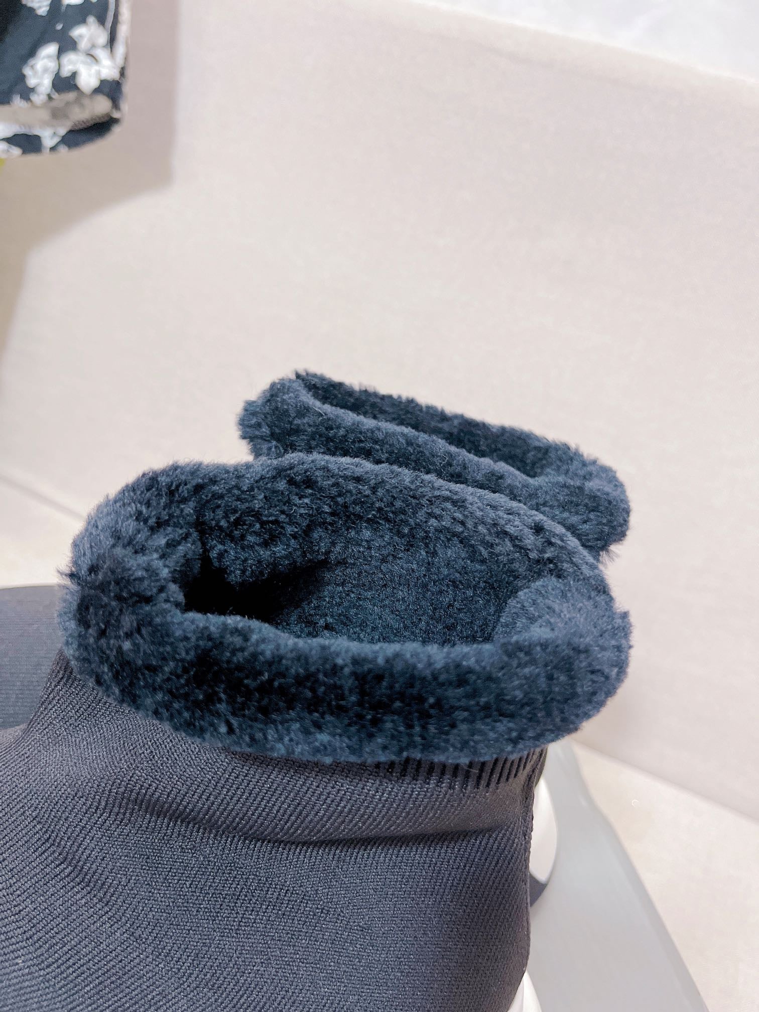 Новинка весны 2022 года от Balenciaga - короткие меховые сапоги-носки - черные.