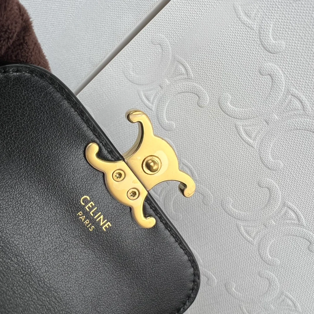 Celine-TRIOMPHE 亮泽牛皮革卡包