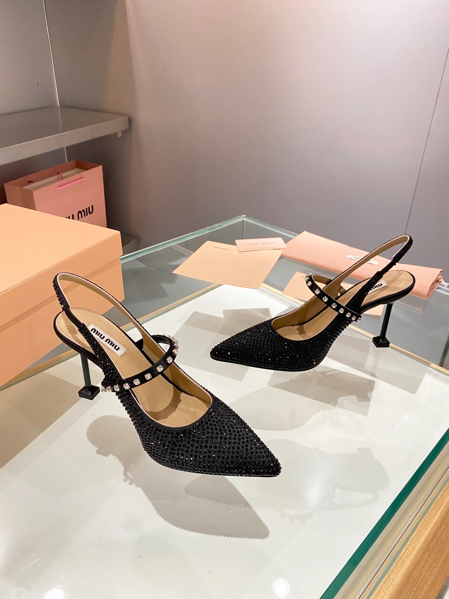 Туфли Miu Miu с острым носком и кристаллами - высота каблука 8-5 см.