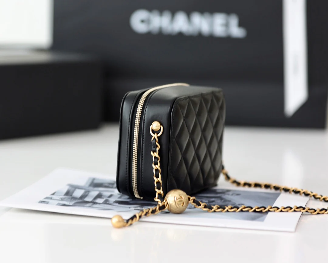 Весенняя коллекция Chanel 2022 — Маленькая сумка-фотоаппарат Gold Globe.