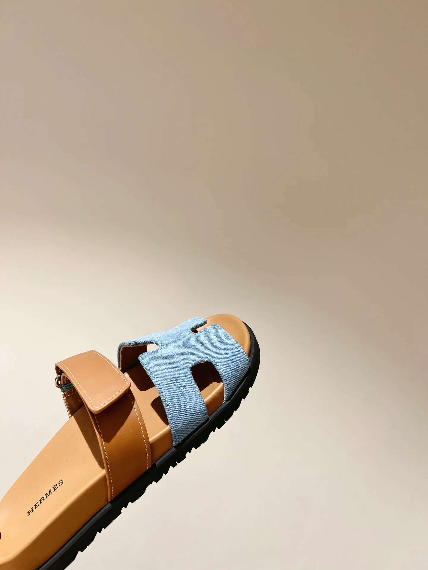 Тапочки Hermes из кожи и овечьей кожи — коричневато-голубые.