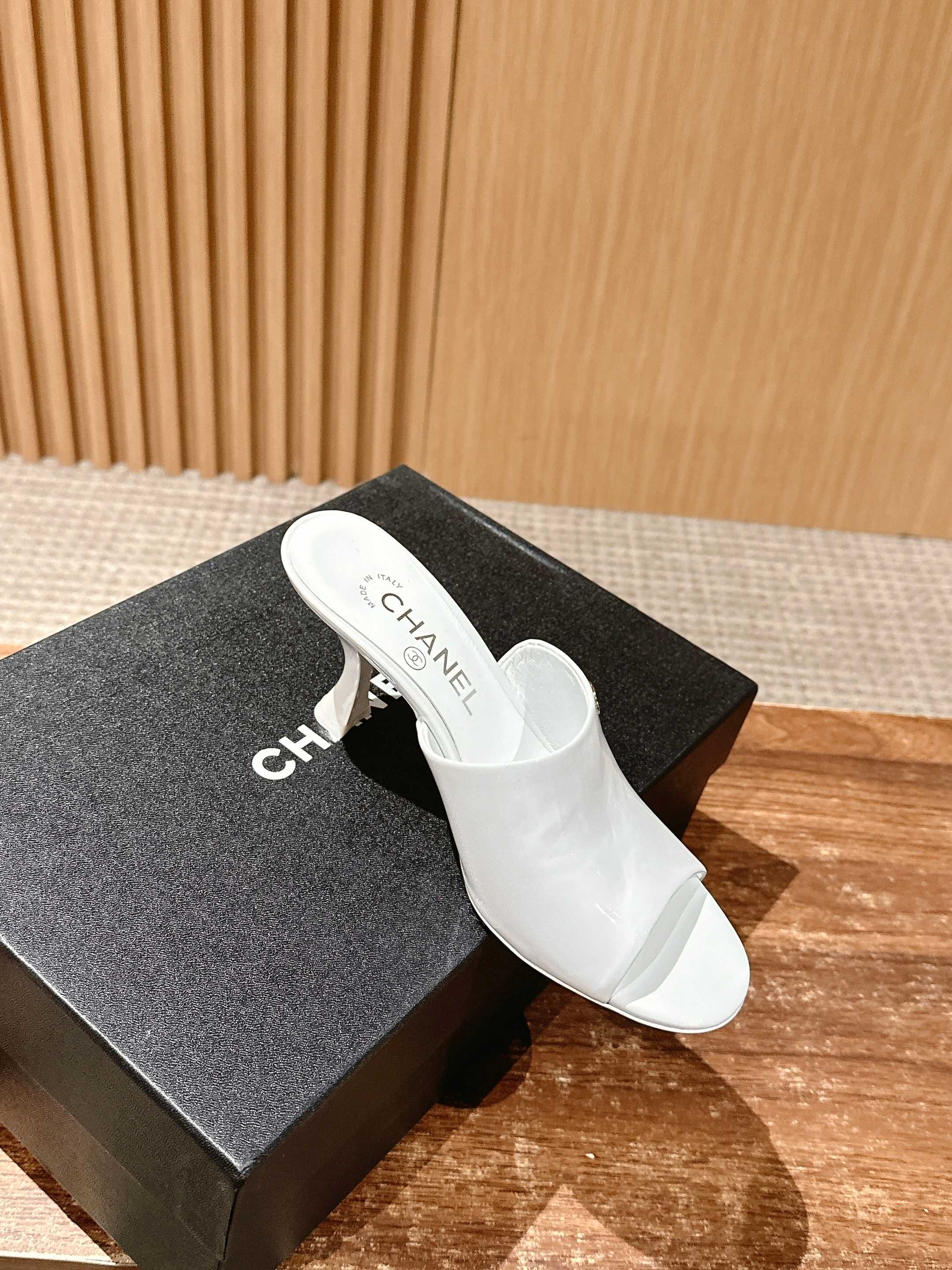 Новинка лета 2025 от Chanel - Туфли на высоком каблуке - Белые