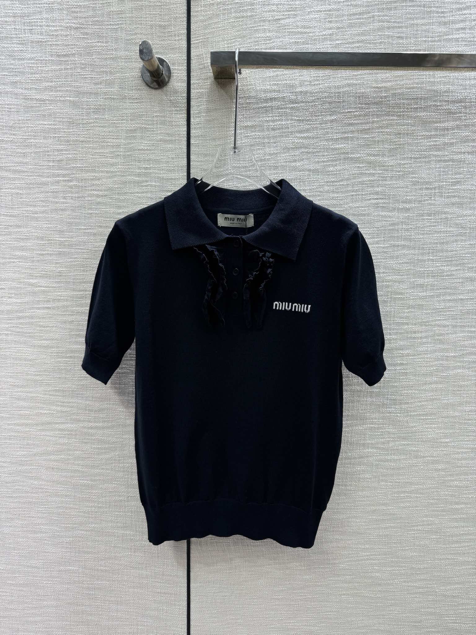Miu Miu-2404 - Трикотажная футболка с коротким рукавом и воротником-поло с оборками, черная