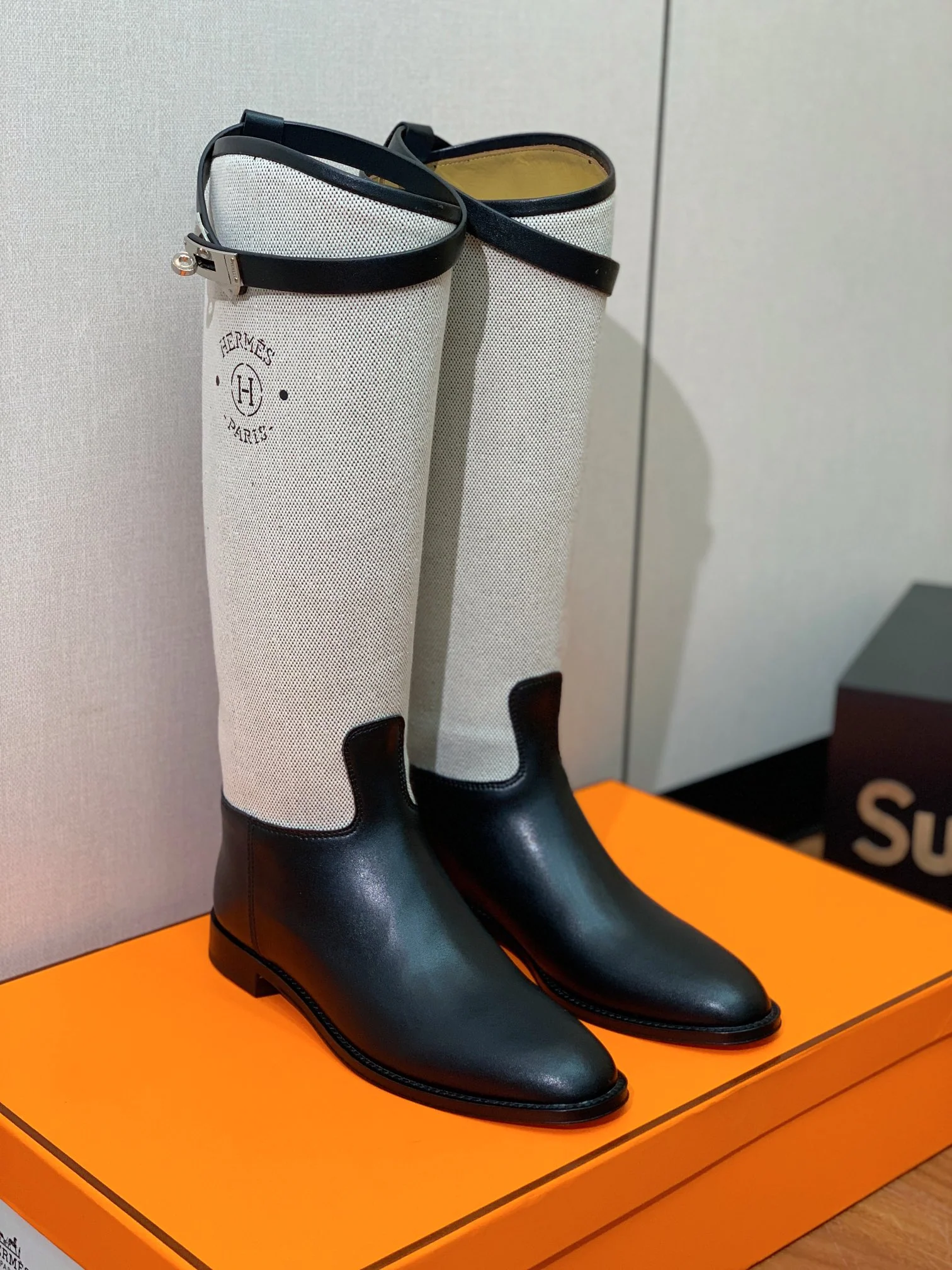 Сапоги для верховой езды Hermes Kelly Buckle - двухцветные, цвет ?водяной черный?.
