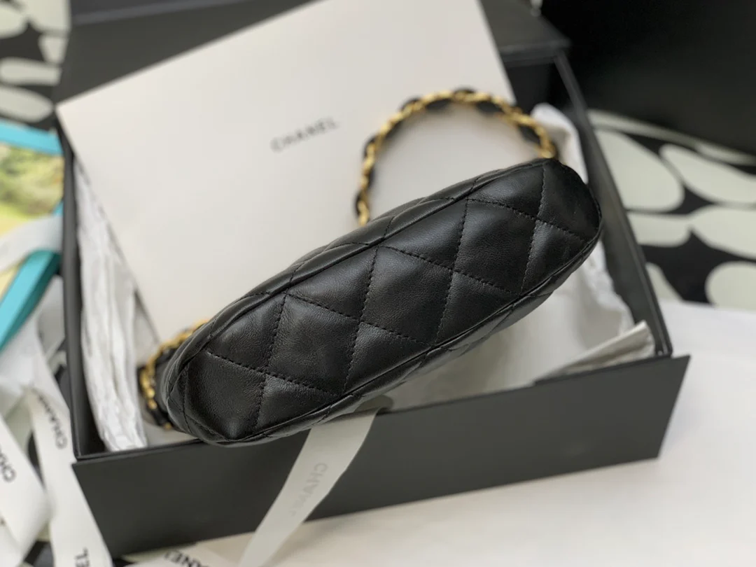 Сумка-хобо Chanel 2022 года, черная.