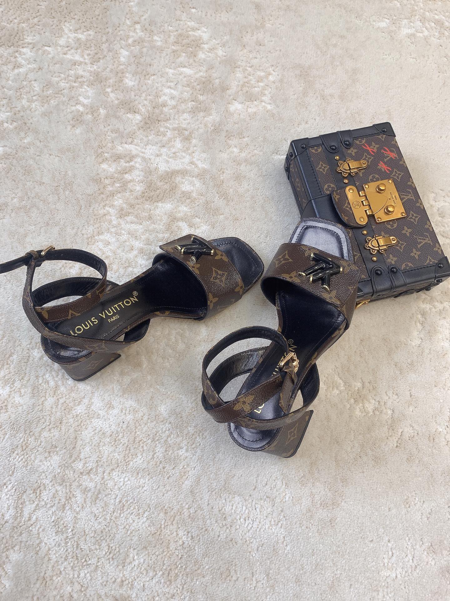 Новинка сезона весна/лето 2023 от LV - Сандалии на низком каблуке - Черный монограммный узор