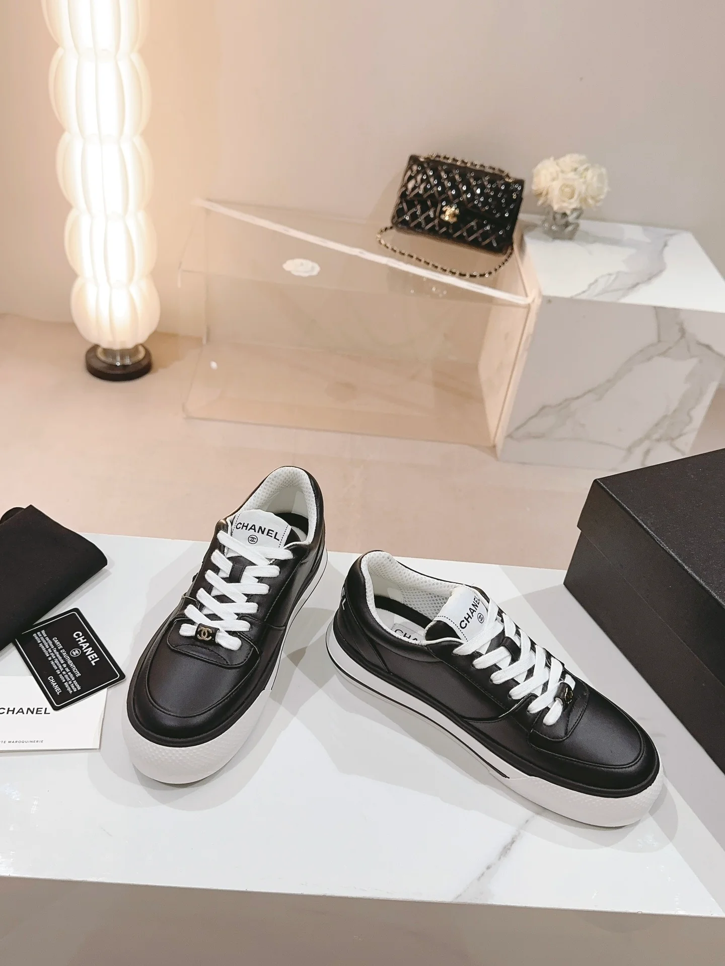 Новые поступления коллекции Chanel весна/лето 2023 - Кроссовки - Повседневные кроссовки - Черные