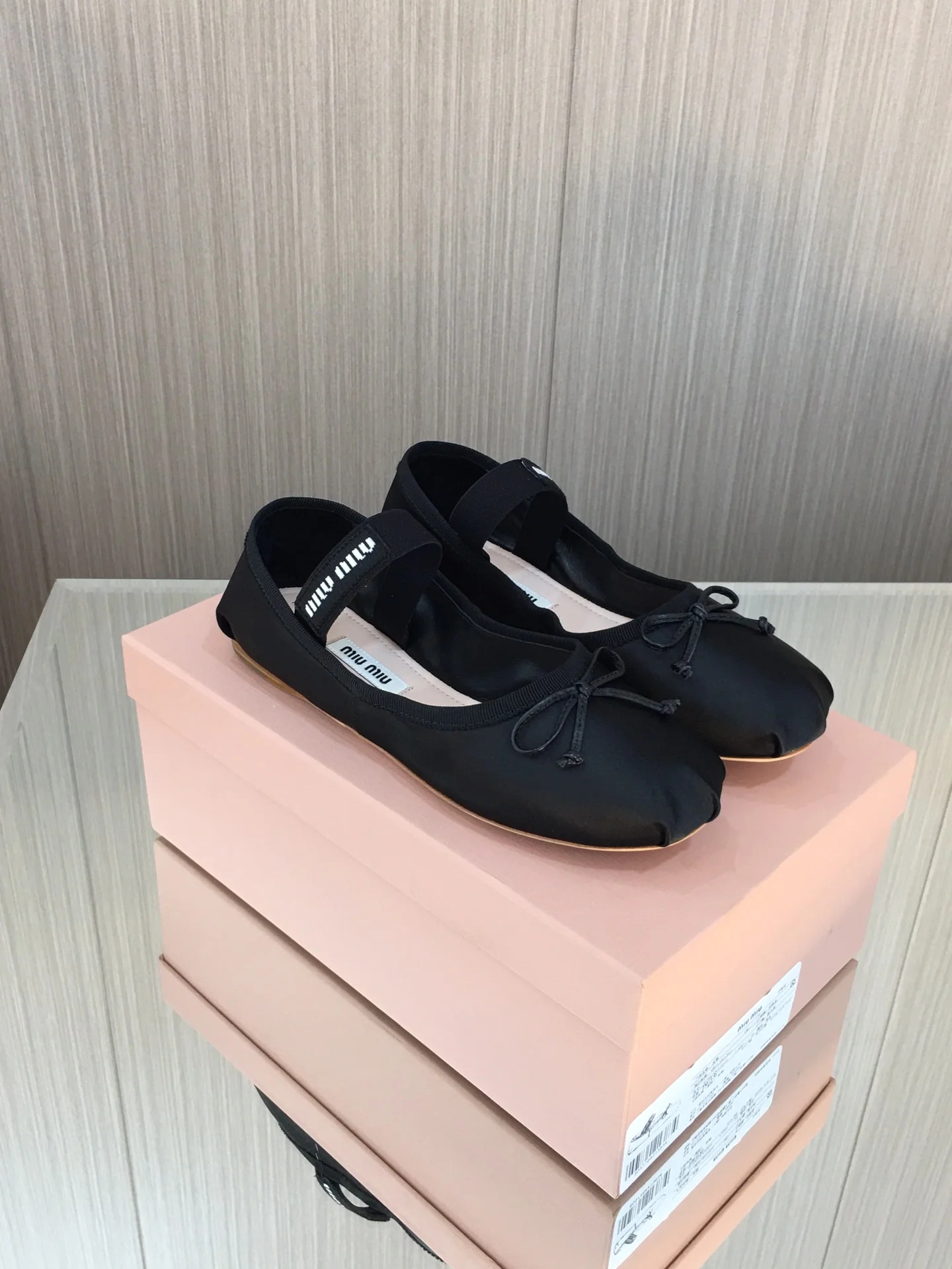 Новинка весны/лета Miu Miu 2023 — балетки ?Французская фея? — черные.