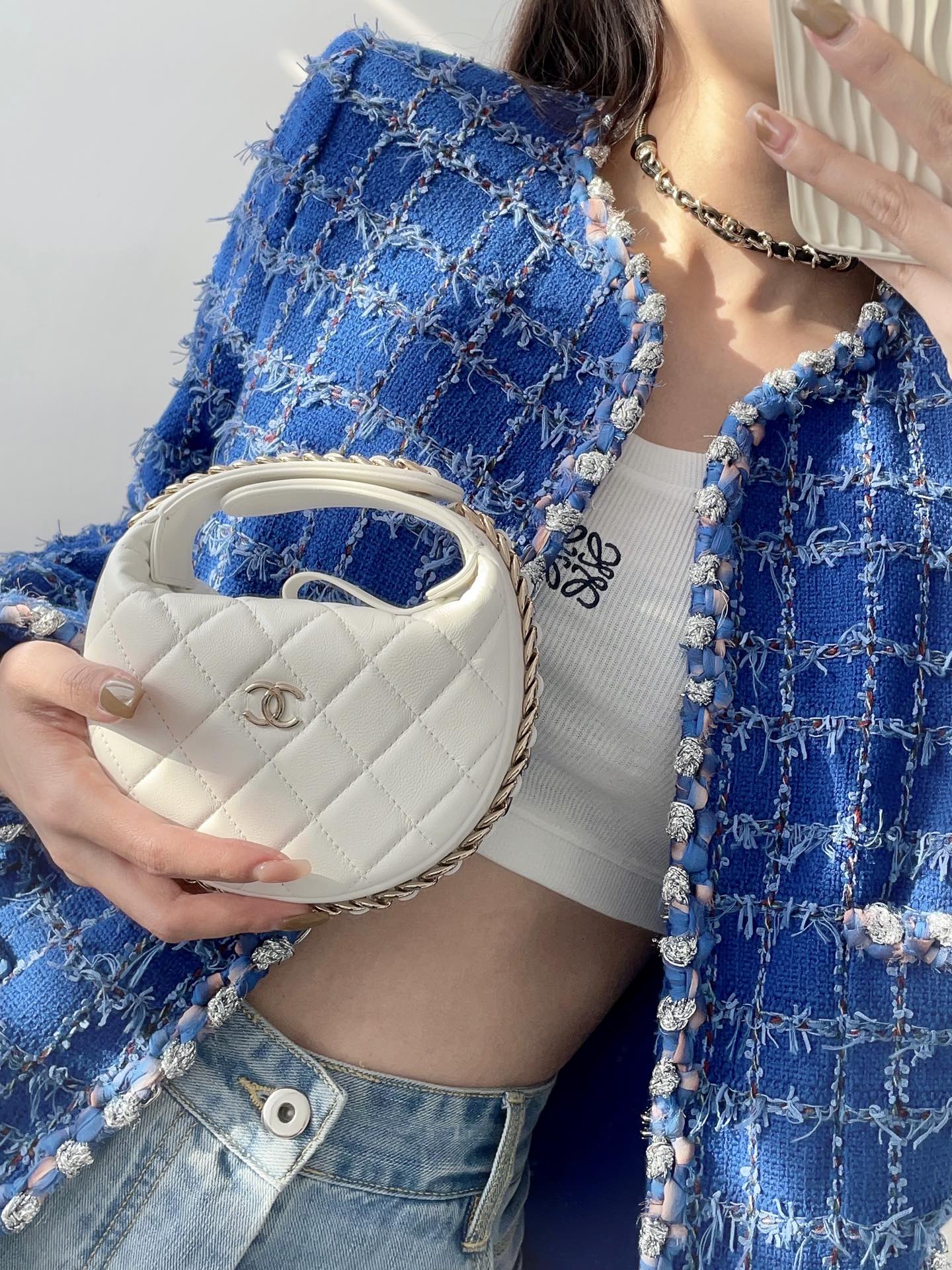 Коллекция Chanel ?Ранняя весна 2023? — клатч ?Хула-хуп? — белый — фото в одежде.