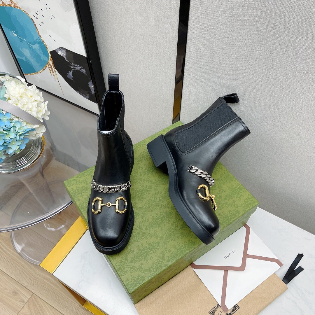 Gucci - Новинка 2023 года - Ботинки челси с цепочкой и пряжкой 
