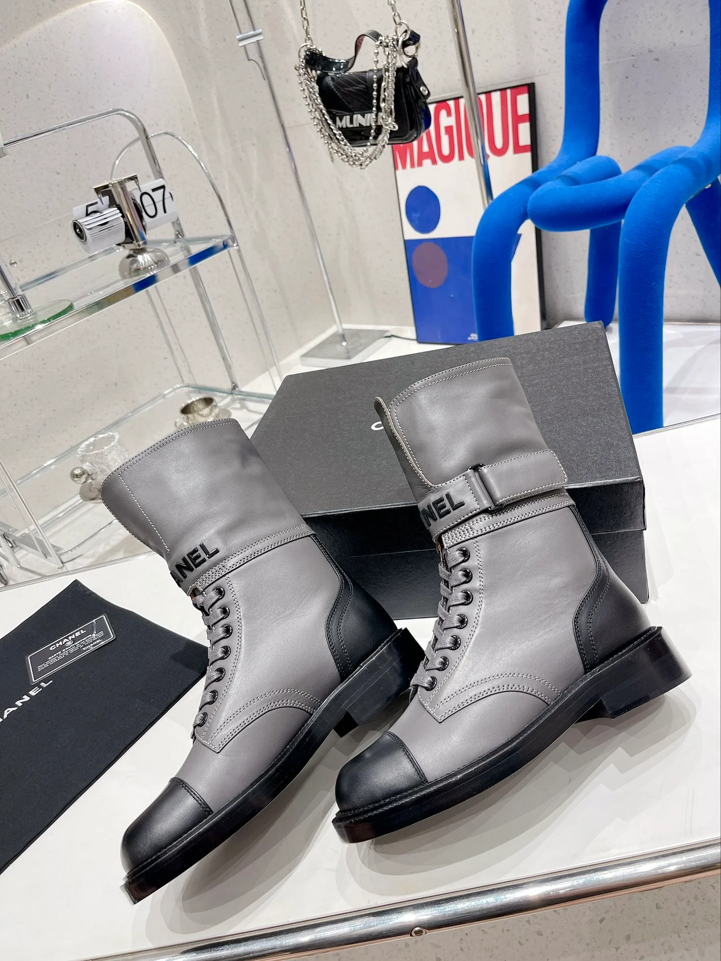 Новинка сезона осень/зима 2022 от Chanel — Ботинки Dr. Martens на шнуровке — Серые