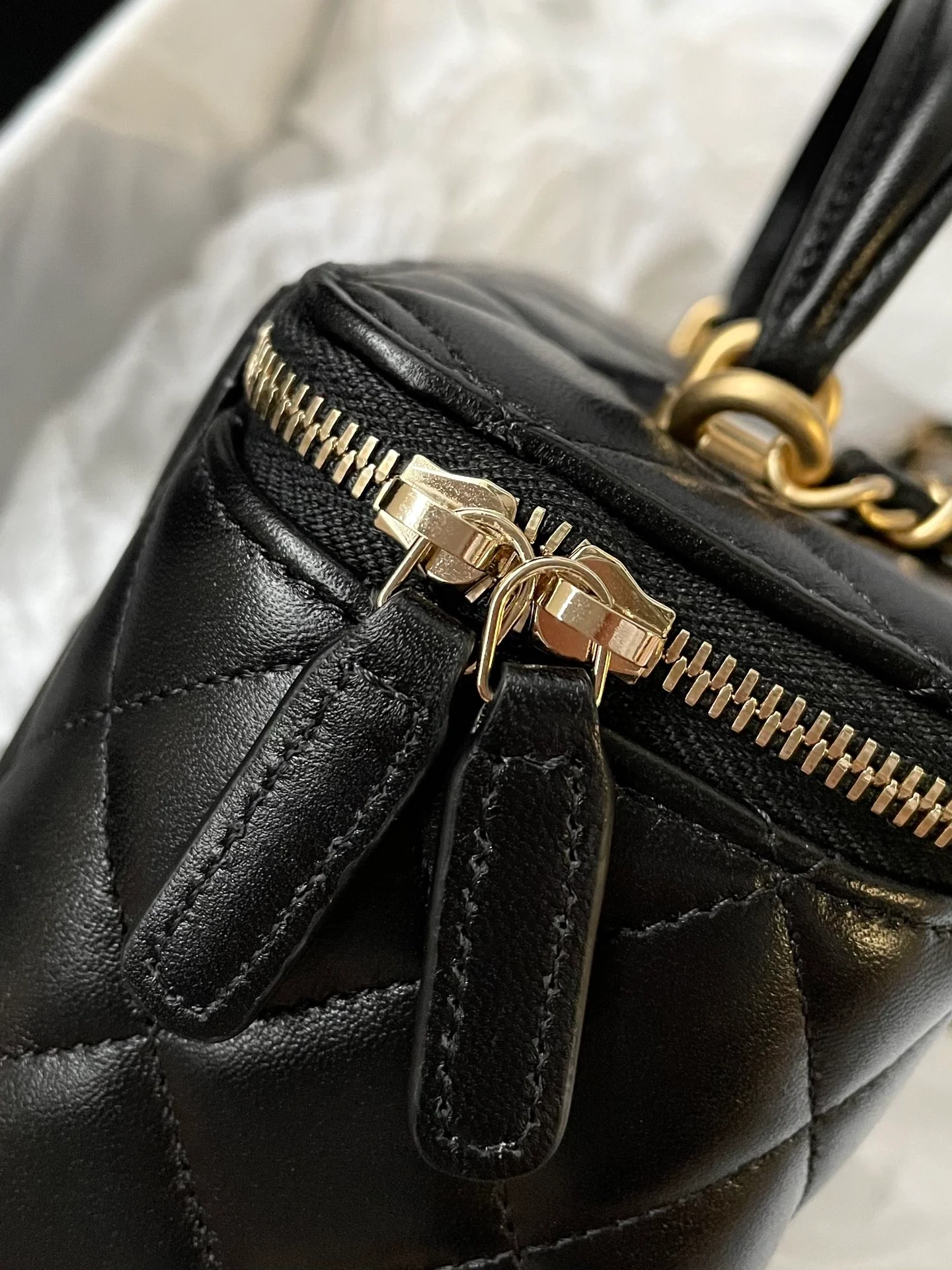 Сумка-коробочка Chanel с кожаной ручкой, длинная, черная.