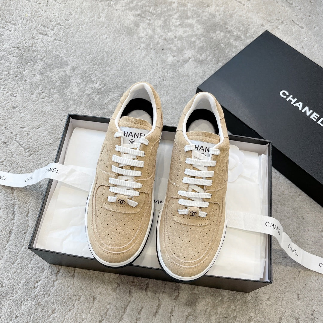 Новинка сезона весна/лето 2023 от Chanel - Кроссовки из телячьей кожи - Цвет хаки