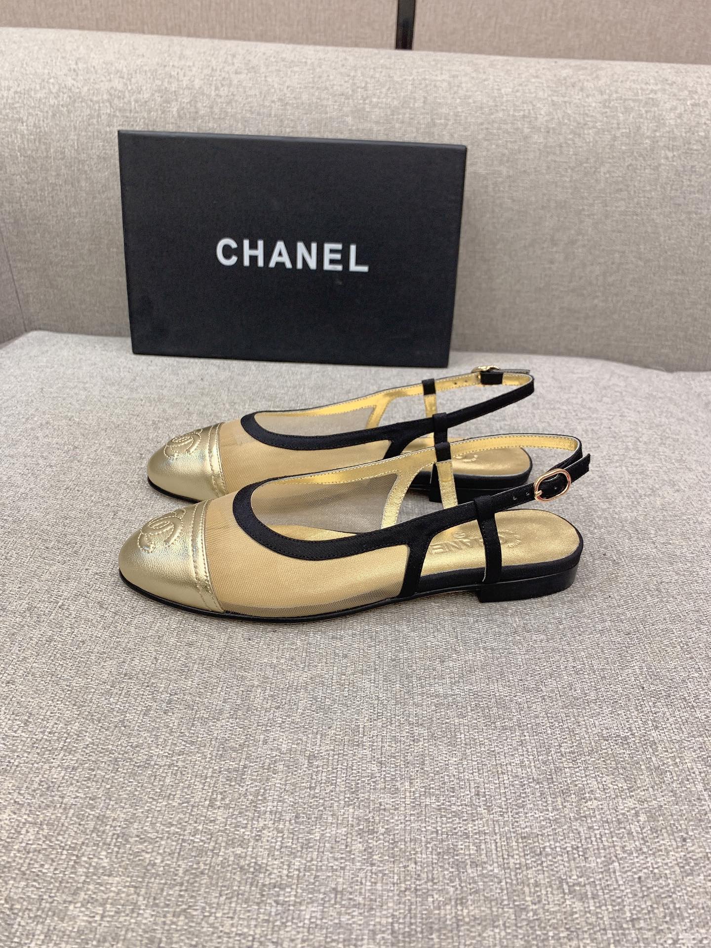 Классические сандалии-балетки Chanel с золотистым носком.