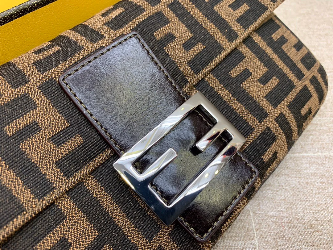 Сумка Fendi Baguette Medium Monogram
