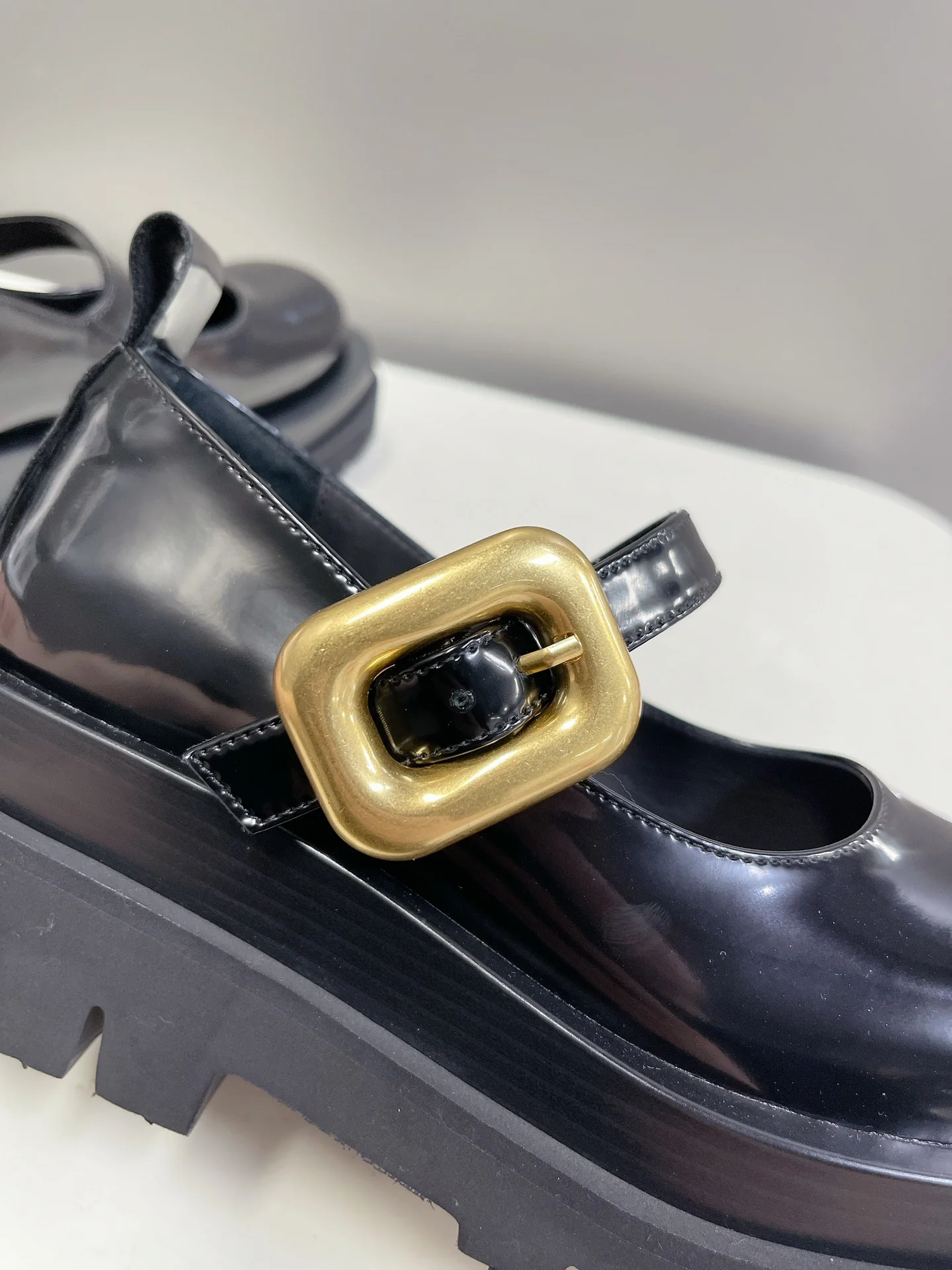 Новинка сезона весна/лето 2023 от BV - туфли Мэри Джейн с большой головой.