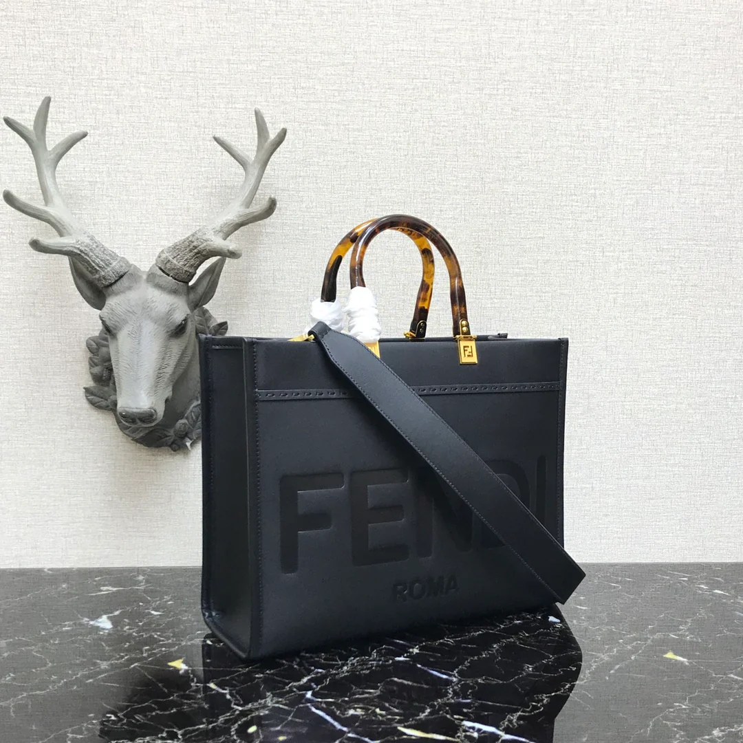 Сумка Fendi Sunshine Medium из черной кожи