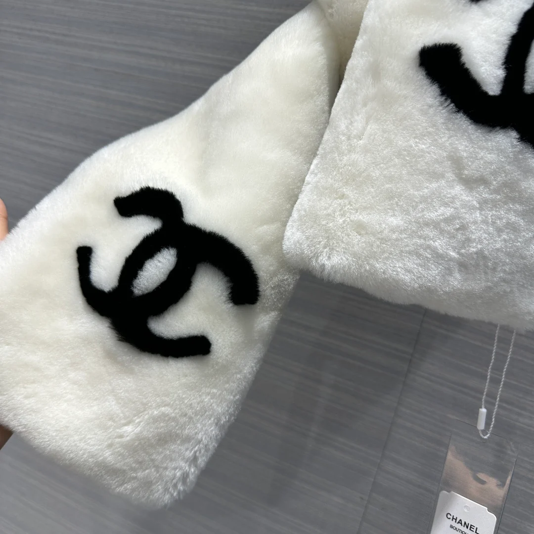 Новый шарф Chanel Double C из коллекции осень/зима 2023 — белый.