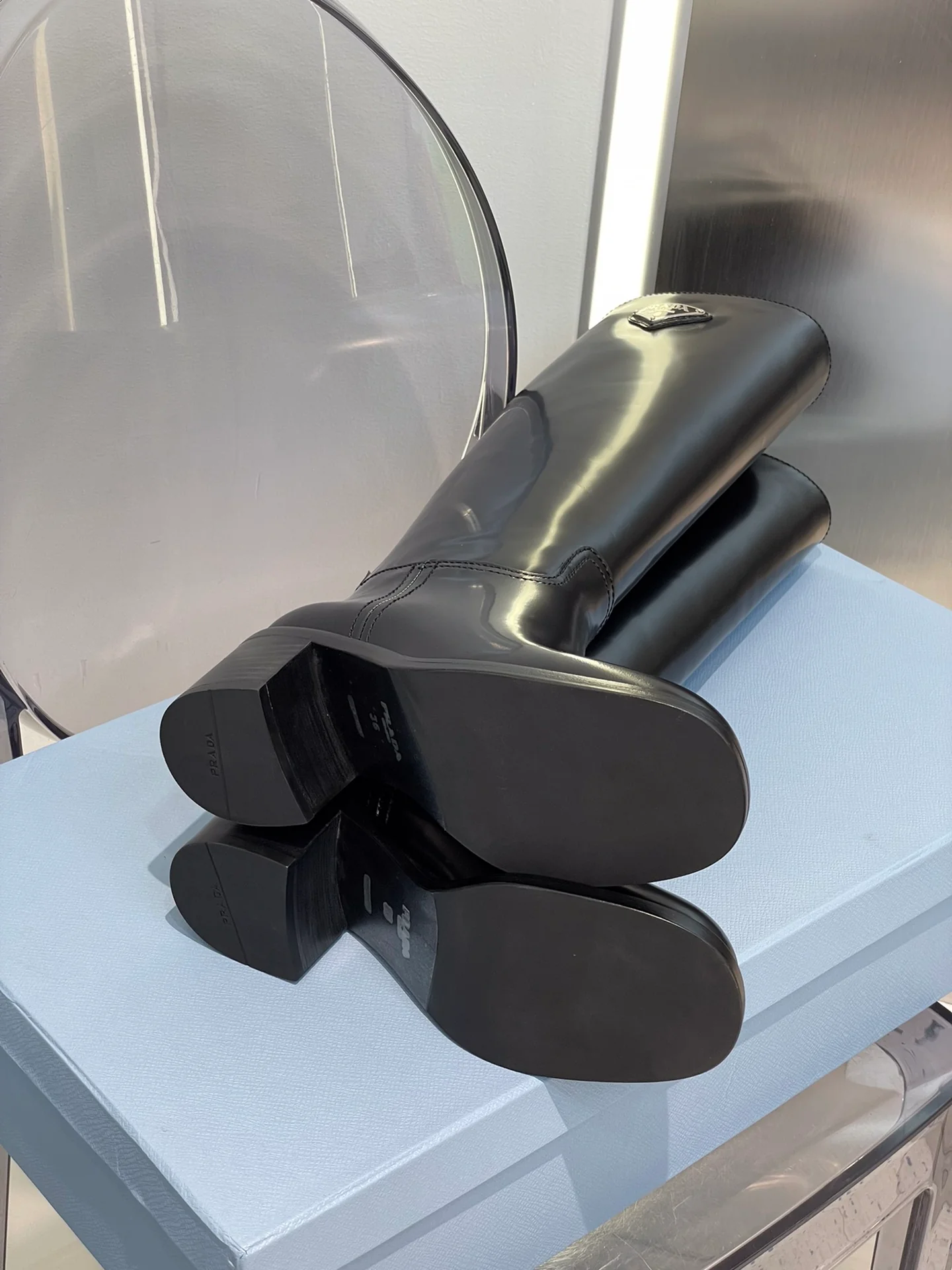 Новинка сезона осень/зима 2023 от Prada — высокие сапоги из телячьей кожи.