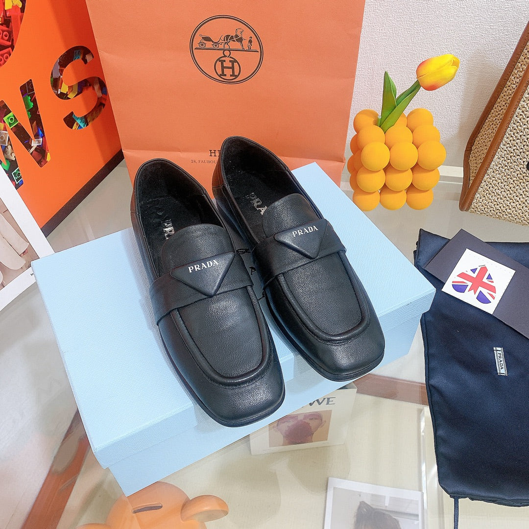 Обувь Prada - удобные лоферы Prada из мягкой кожи - черные