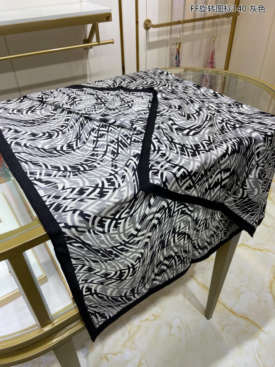 Квадратный шарф Fendi Rotating Icon, 140 см - 70% высококачественный кашемир - 30% шелк