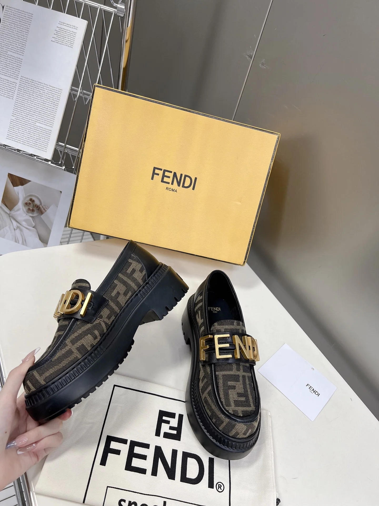 Новинка весны 2022 года от Fendi - Туфли с афро-буквами - Коричневые