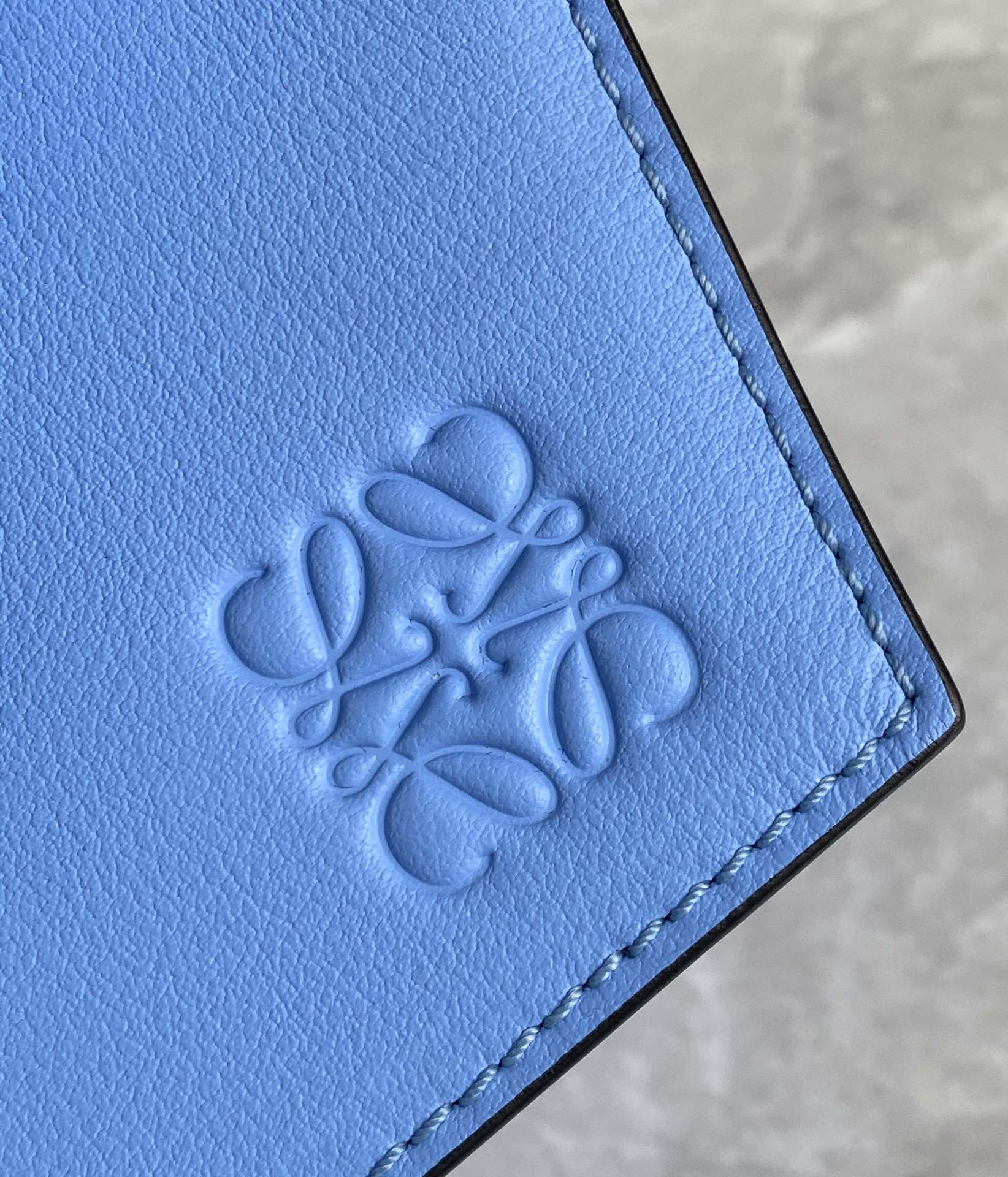 Сумка-хобо Loewe Puzzle, светло-голубая.