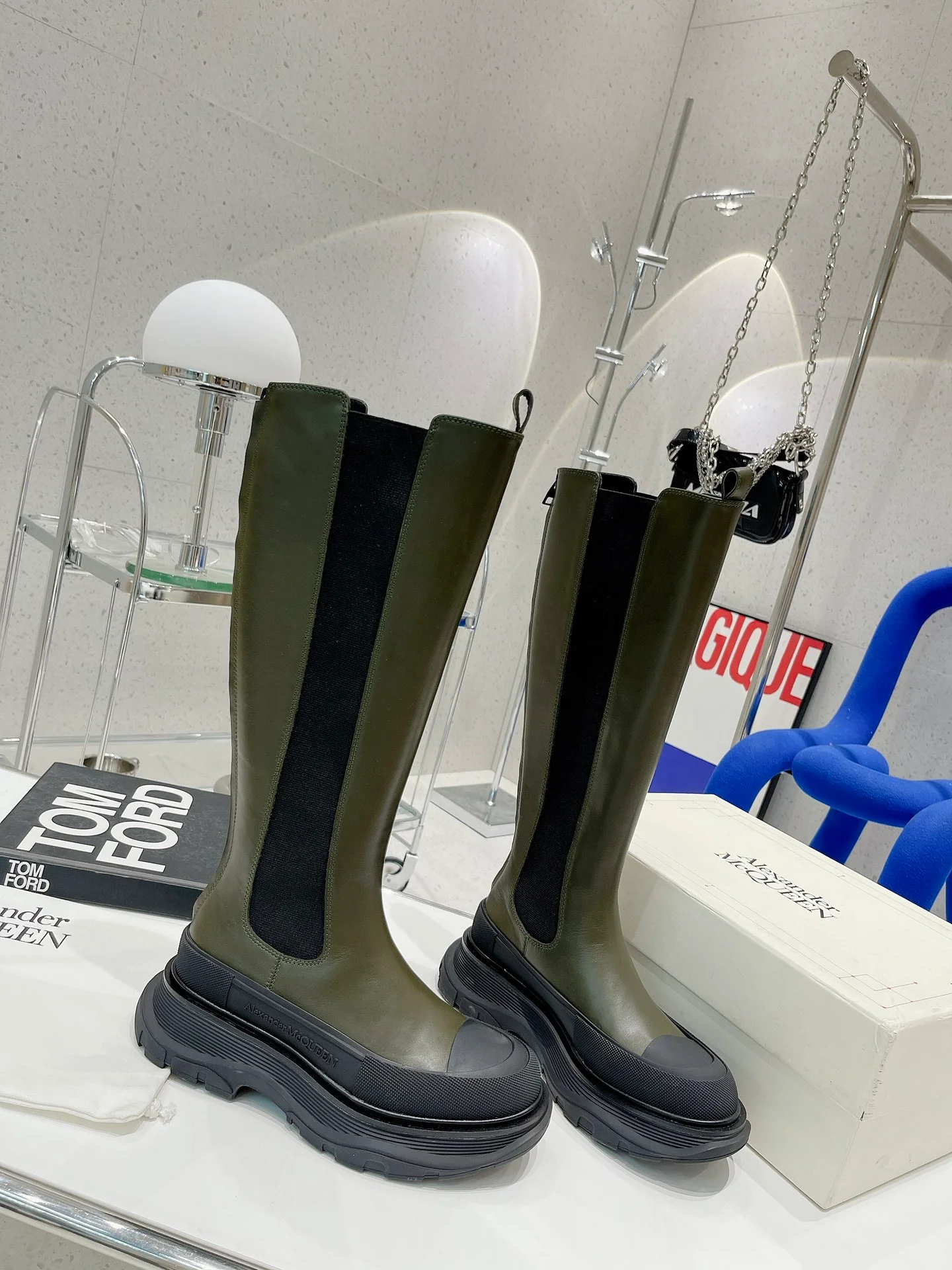 Коллекция McQueen 2022 года с подиума - высокие сапоги