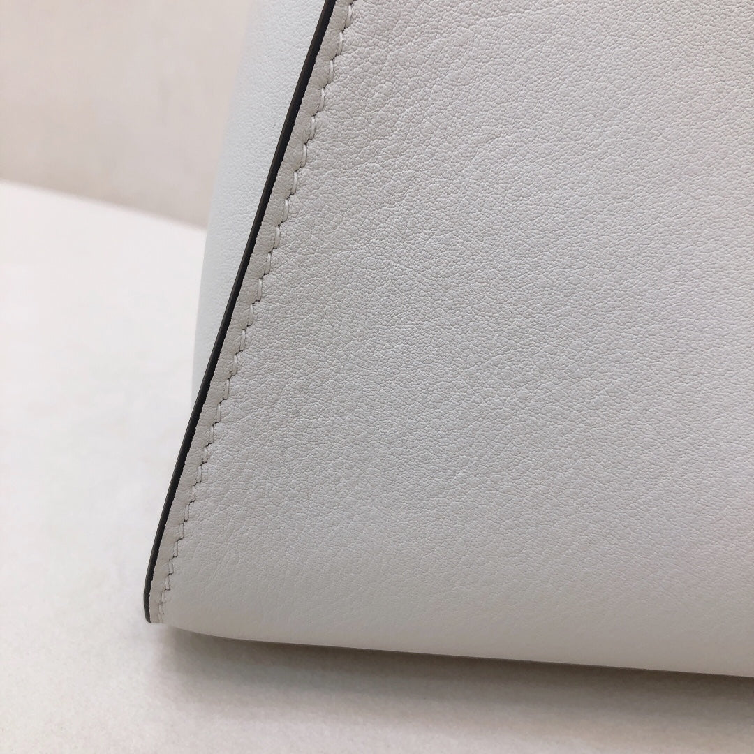 Маленькая белая кожаная сумочка Fendi Peekaboo